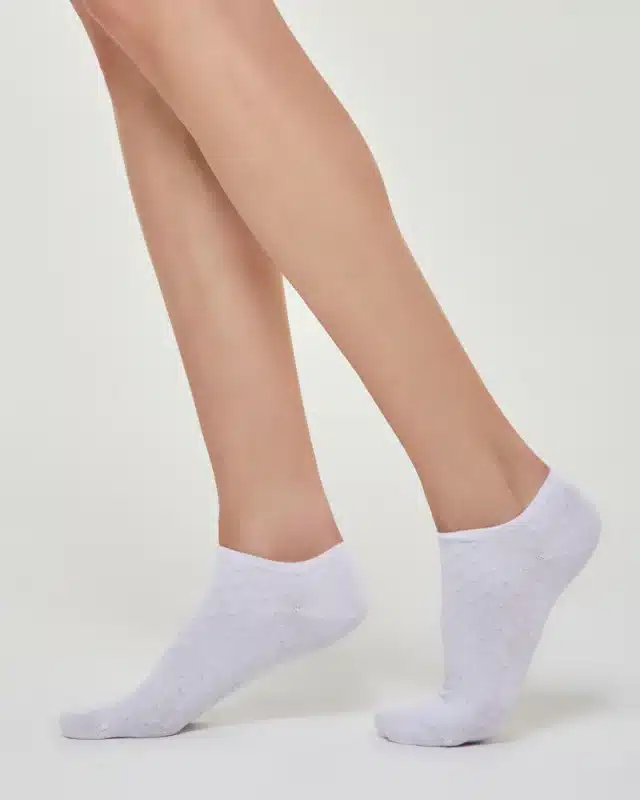 Памучни дамски къси чорапи терлици на сребристи точки Pompea Dorina бял